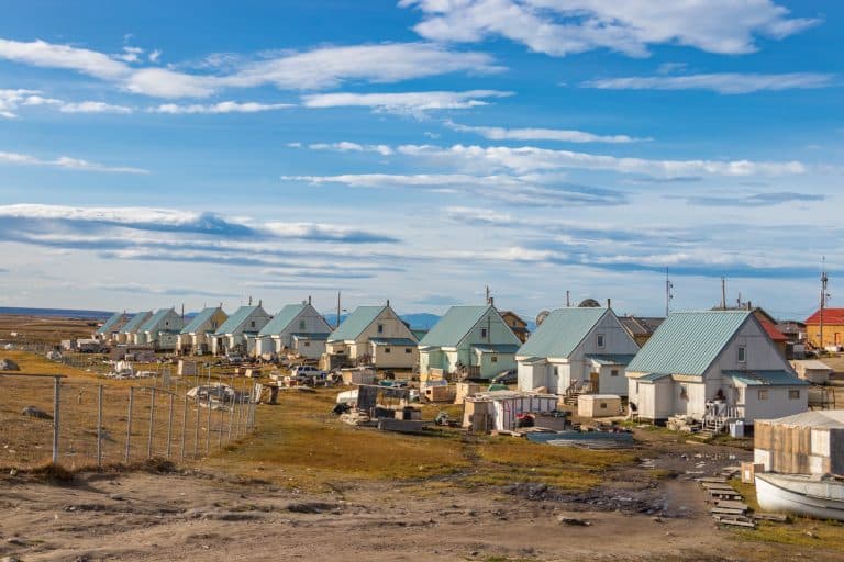 Yukon Noord Canada Nunavut Pond Inlet kleine huizen in arctisch dorp