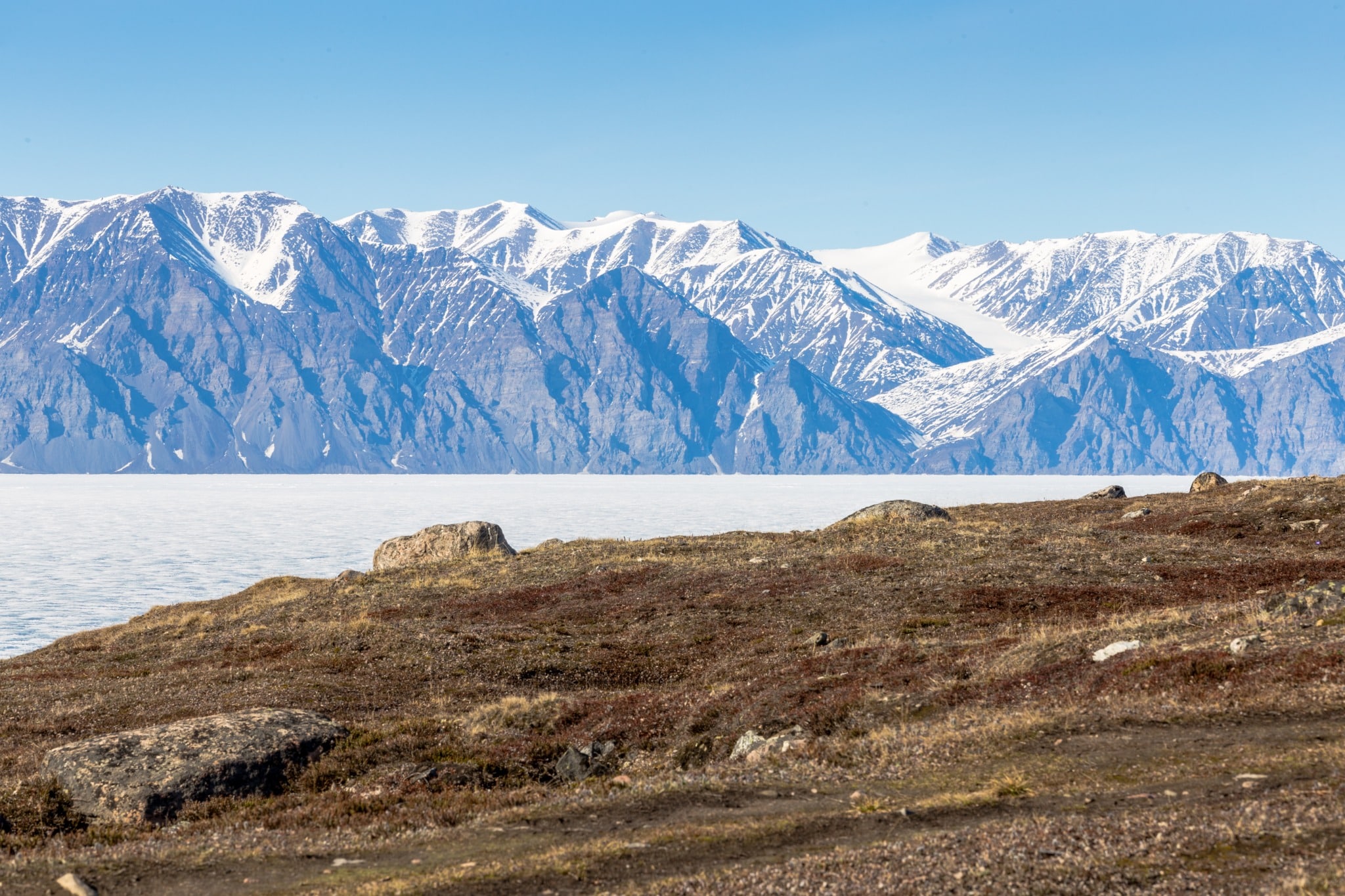 Yukon Noord Canada NU Pond Inlet kustlandschap met bergen