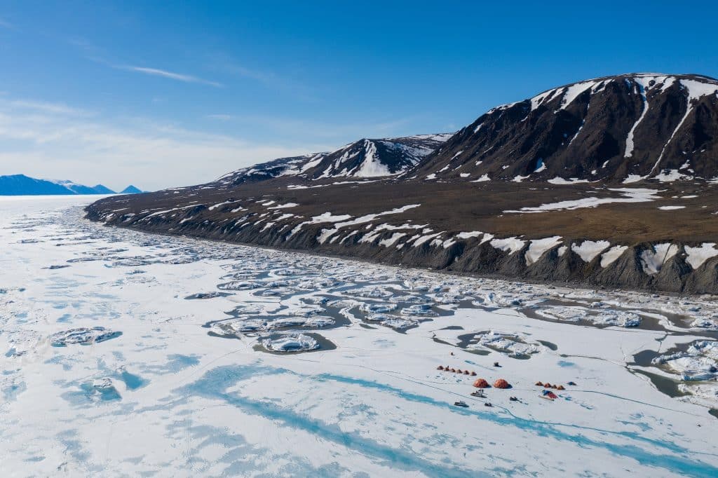 Yukon Noord Canada NU Sirmilik National Park ijsveld met bergen en expeditiekamp