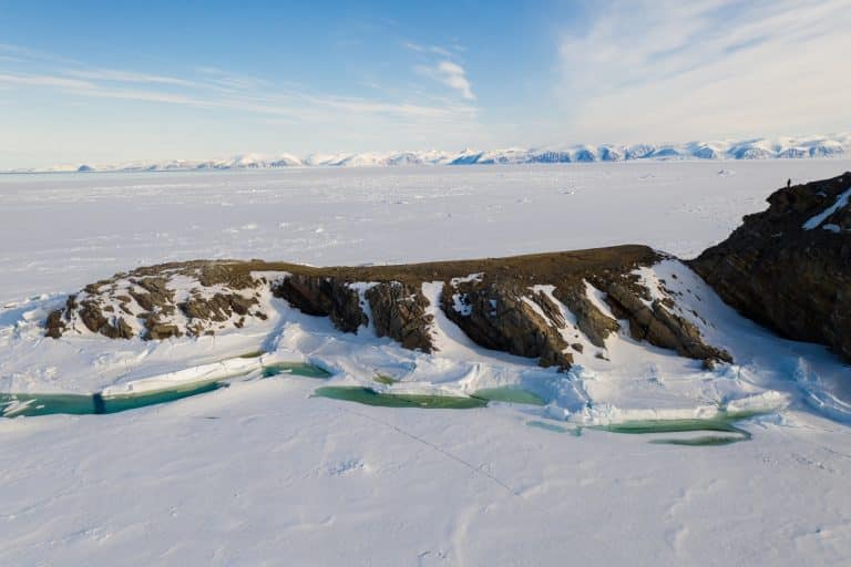 Yukon Noord Canada NU Sirmilik National Park rotskust met ijs en open water