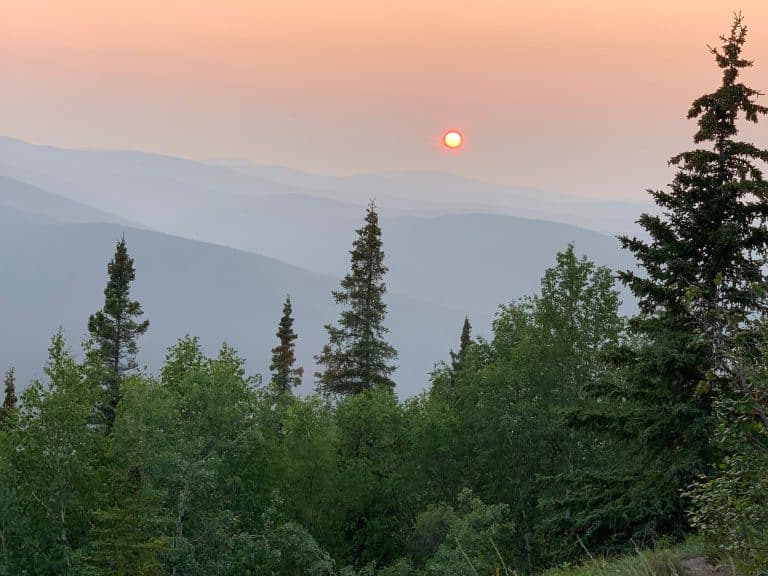 Yukon Old Crow zonsondergang boven bos en heuvels