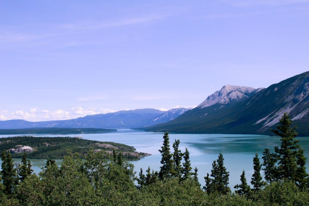 Yukon YT Carcross Bennett Lake met bergen