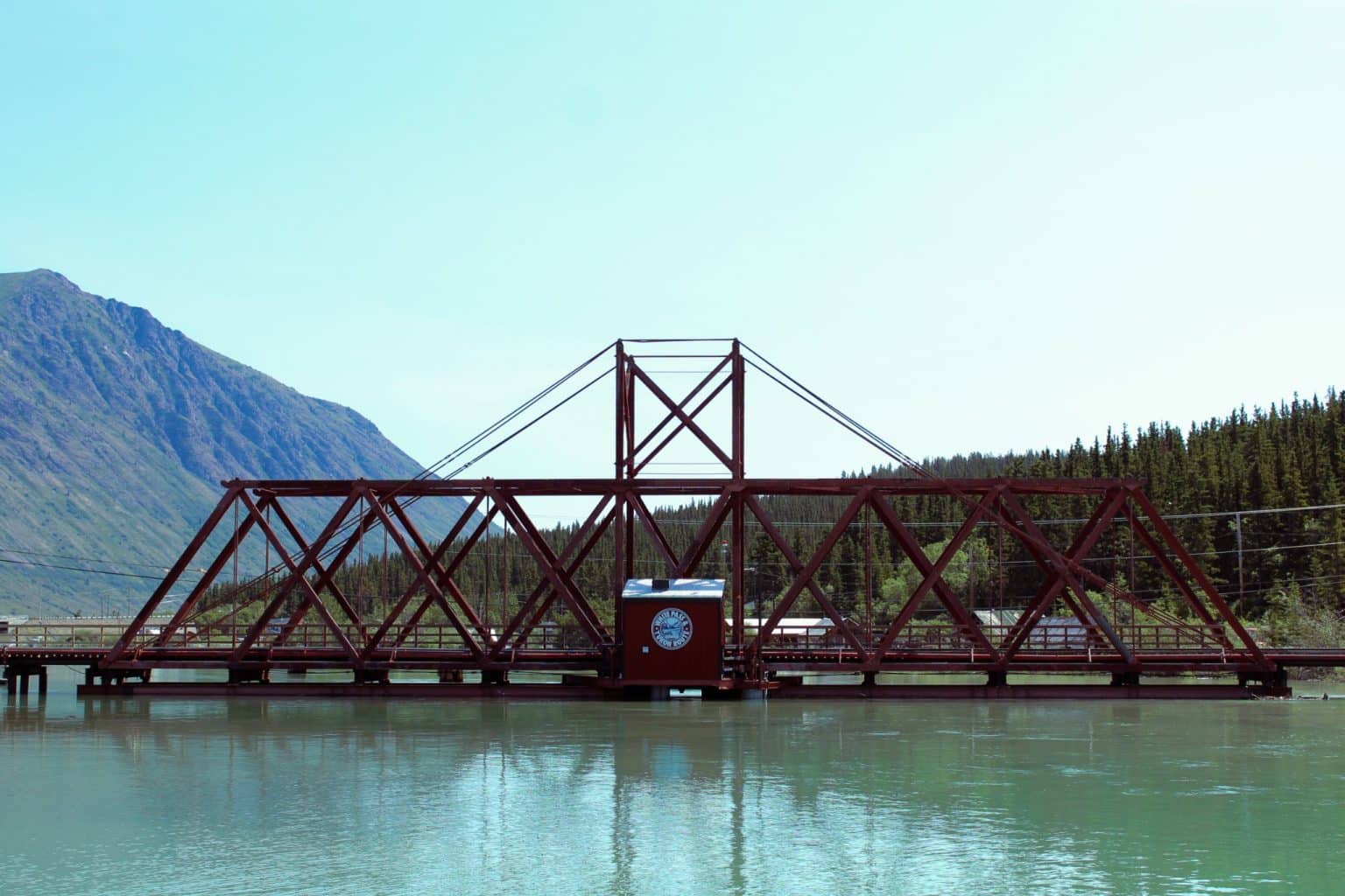 Yukon YT Carcross rode spoorbrug over rivier