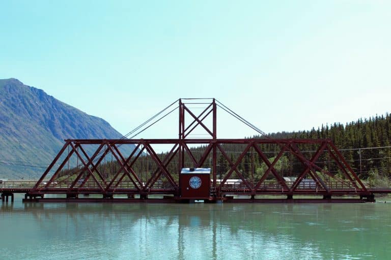 Yukon YT Carcross rode spoorbrug over rivier