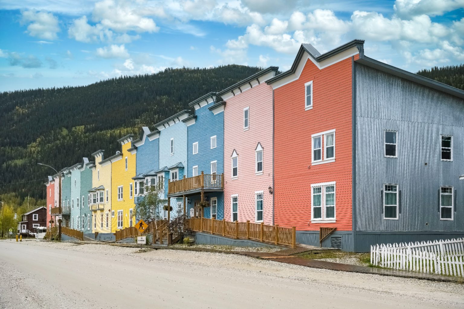 Yukon YT Dawson City gekleurde gevels in centrum