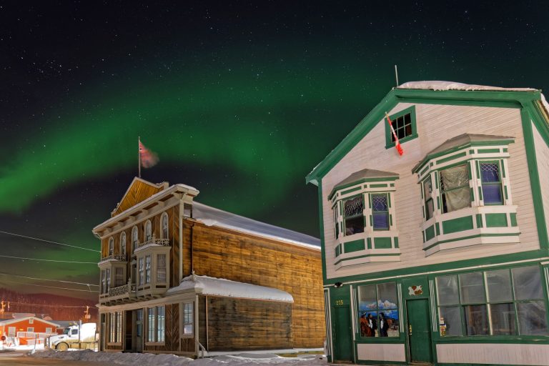 Yukon YT Dawson City historische gebouwen met noorderlicht