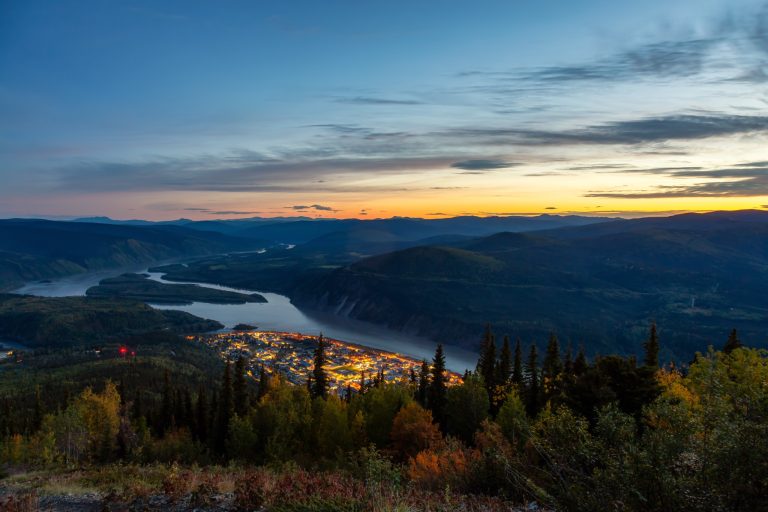Yukon YT Dawson City uitzicht over stad en Yukon River bij zonsondergang
