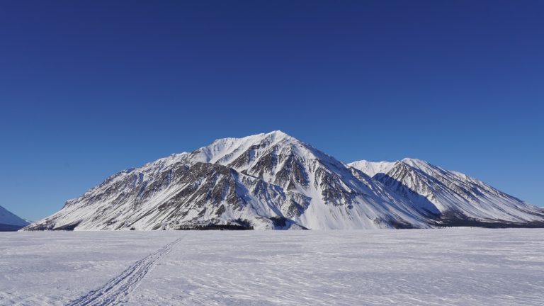 Yukon YT Kluane National Park besneeuwde bergen en bevroren meer