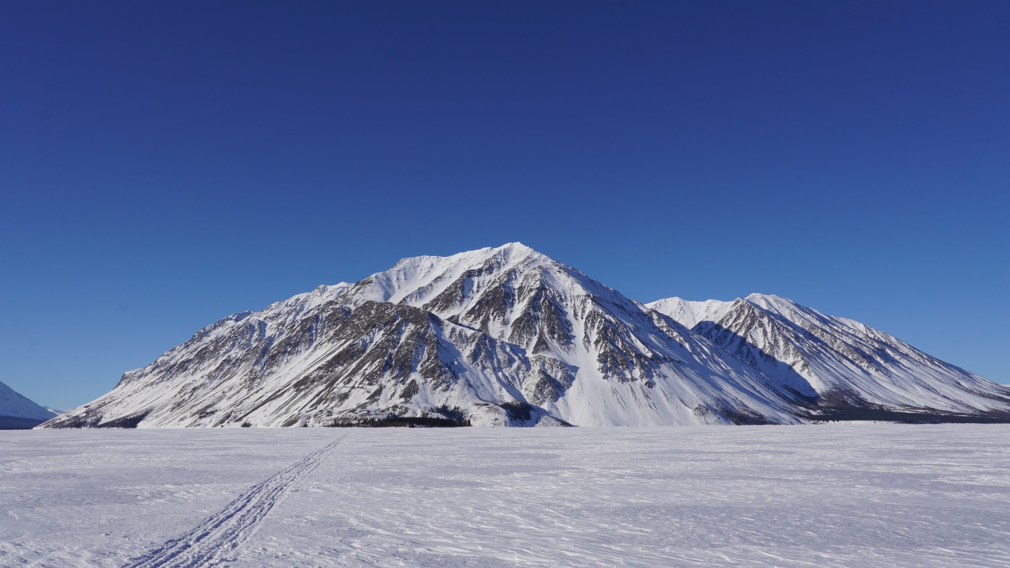 Yukon YT Kluane National Park besneeuwde bergen en bevroren meer