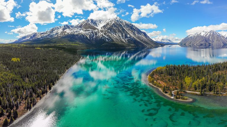 Yukon YT Kluane National Park turquoise bergmeer met besneeuwde bergen