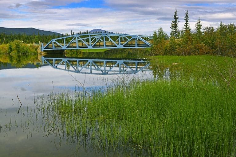 Yukon YT Mayo brug over rivier met reflectie