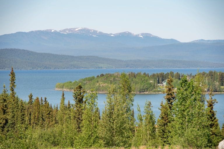 Yukon YT Teslin uitzicht over Teslin Lake en bergen