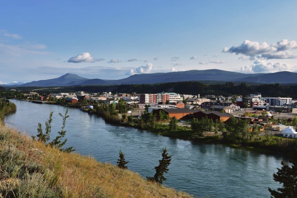 Yukon YT Whitehorse stad aan Yukon River met bergen