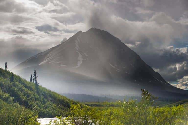 Yukon en Noord Canada NT Nahanni National Park Reserve berg met laaghangende wolken