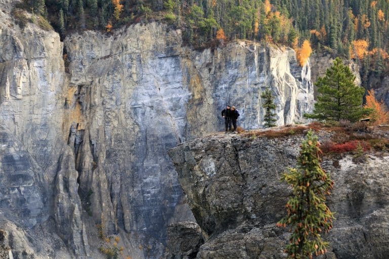 Yukon en Noord Canada NT Nahanni National Park Reserve hikers op rotsklif