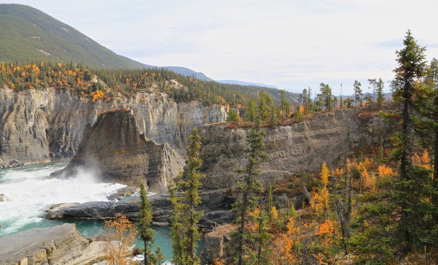 Yukon en Noord Canada NT Nahanni National Park Reserve rivierkloof en waterval