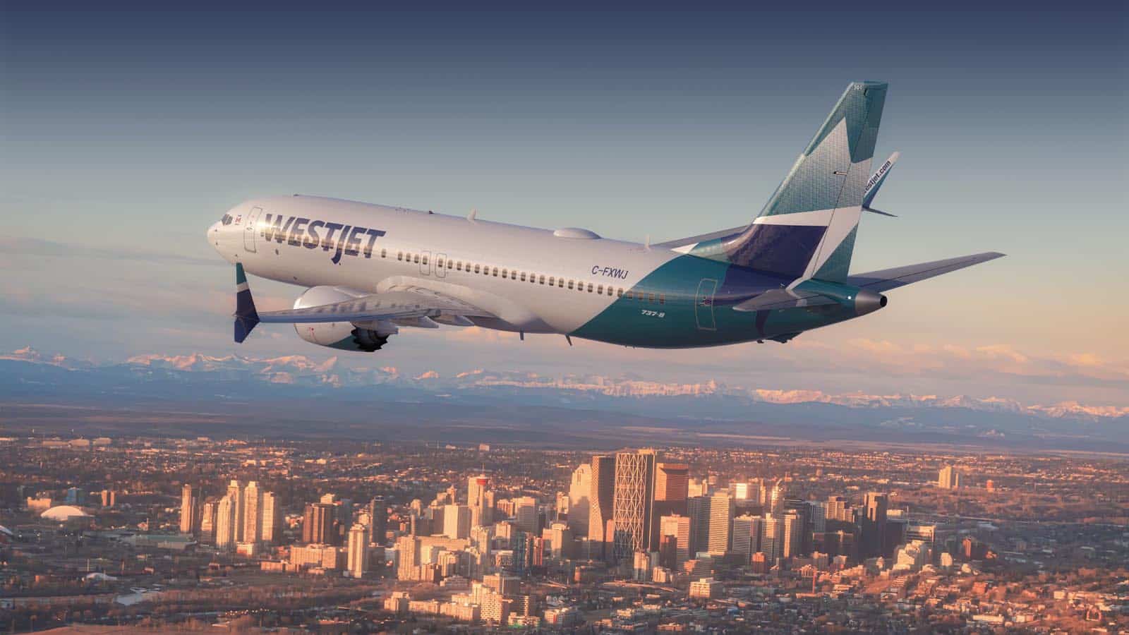 WestJet vliegtuig vliegt boven skyline van Calgary bij zonsondergang