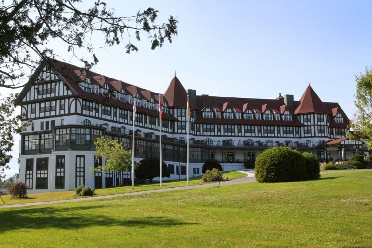 Groot hotel in St. Andrews-by-the-Sea met vakwerk en tuin