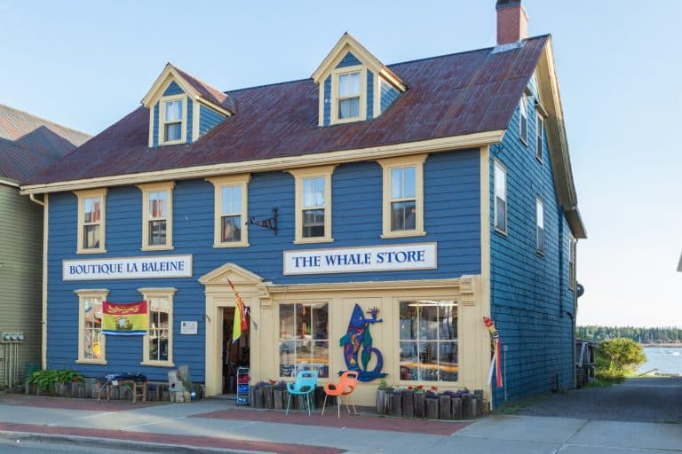 Winkelpand in St. Andrews-by-the-Sea met blauwe gevel en entree