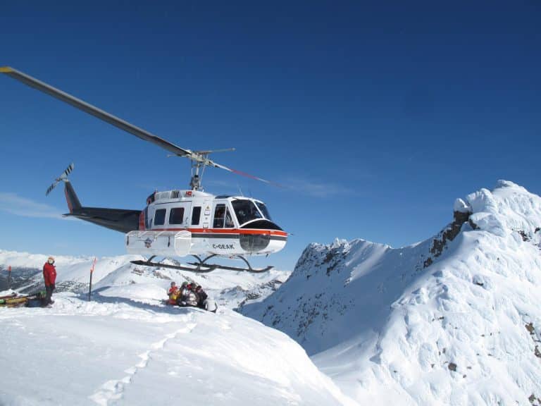 Heliskiën Panorama Helikopter zweeft boven besneeuwd berglandschap