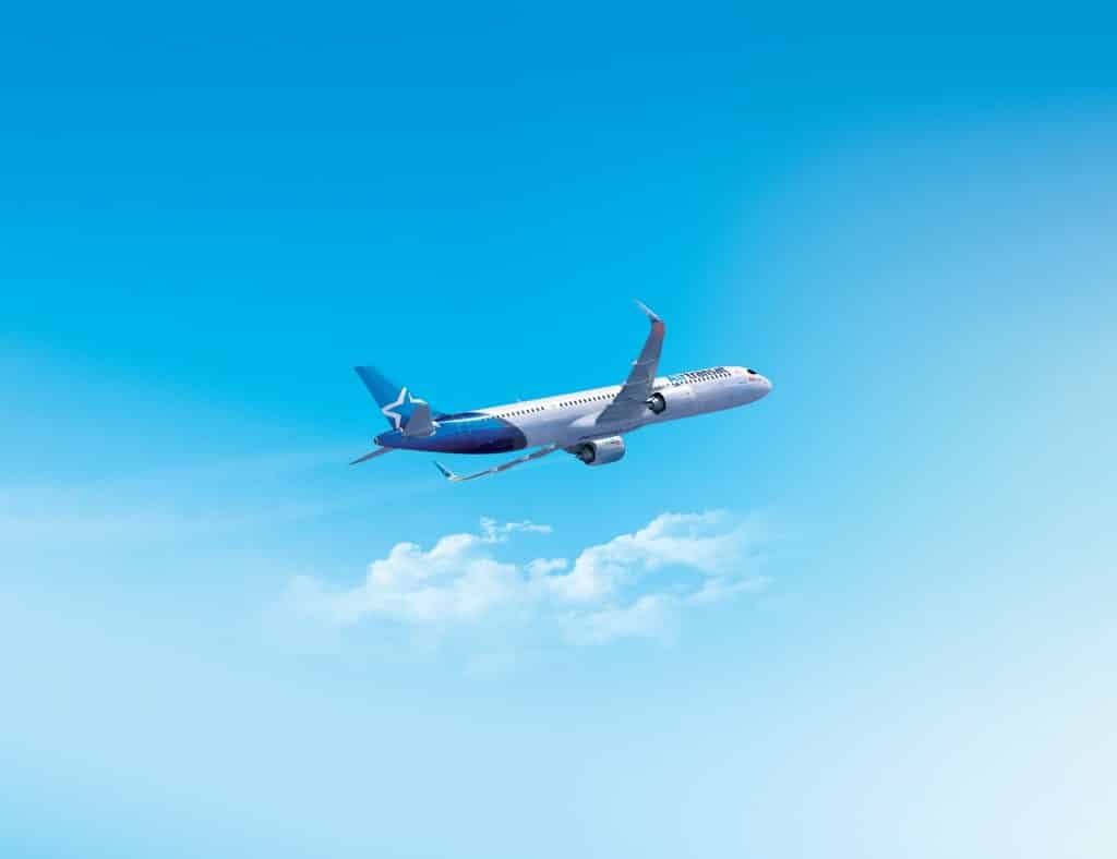 Air Transat vliegtuig in de lucht boven wolken