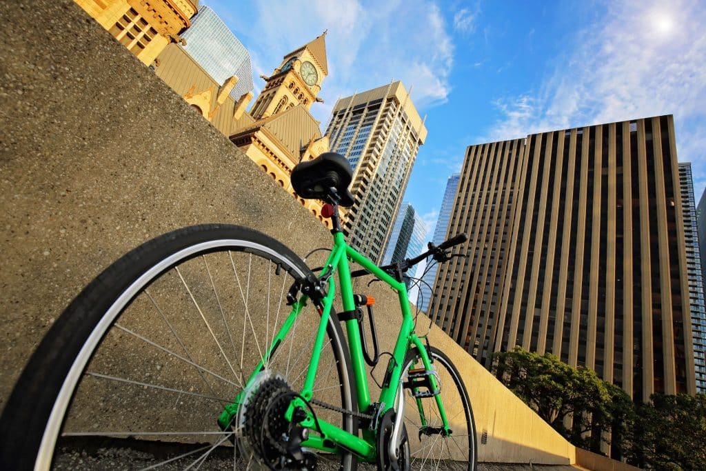 Oost Canada ON Toronto fiets voor stadhuis en wolkenkrabbers