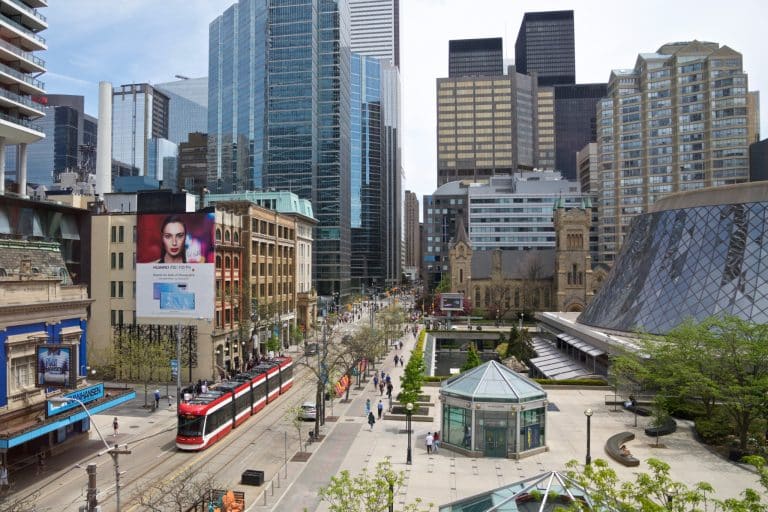 Oost Canada ON Toronto skyline met streetcar en wolkenkrabbers