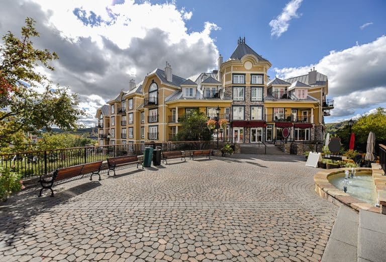 Oost Canada QC Mont Tremblant dorpsplein met gebouwen