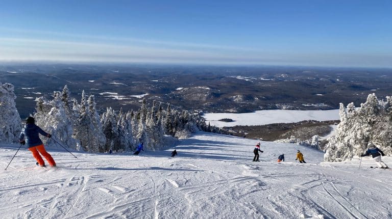 Oost Canada QC Mont Tremblant skipiste met uitzicht op meren