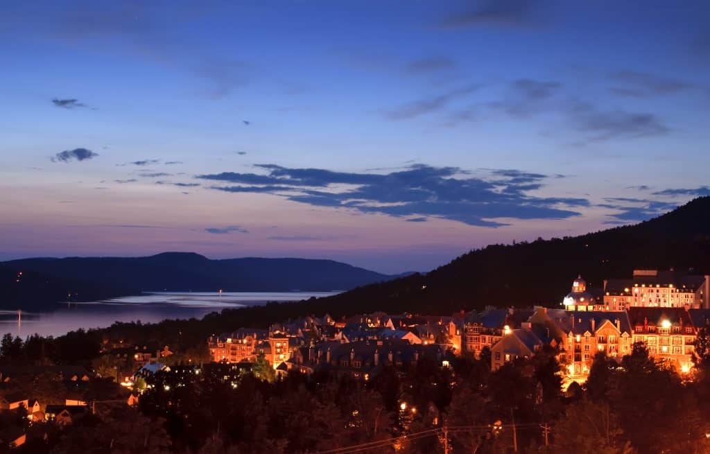 Oost Canada QC Mont Tremblant verlicht dorp in de avond