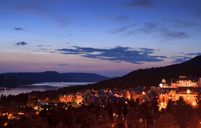 Oost Canada QC Mont Tremblant verlicht dorp in de avond