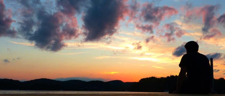 Oost Canada QC Mont Tremblant zonsondergang boven meer en heuvels