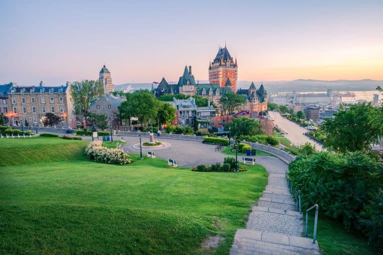 Oost Canada QC Quebec City Chateau Frontenac en Dufferin Terrace bij zonsondergang