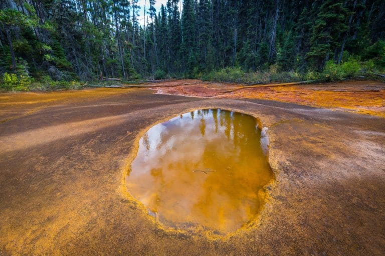 West Canada AB Banff Paint Pots kleine mineraalplas op oranje bodem