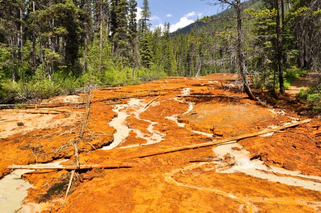 West Canada AB Banff Paint Pots oranje mineraalbodem met kleine waterstromen
