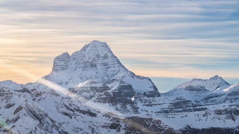 West Canada AB Banff Three Sisters Peaks zonsopkomst besneeuwde berg