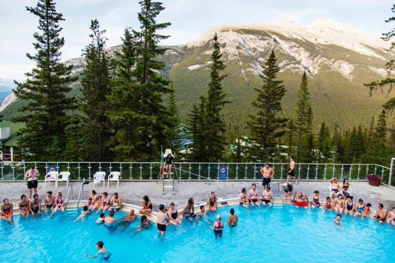 West Canada AB Banff Upper Hot Springs buitenbad met bezoekers en bergen
