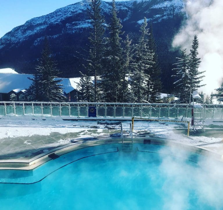 West Canada AB Banff Upper Hot Springs warm buitenbad met stoom en sneeuw