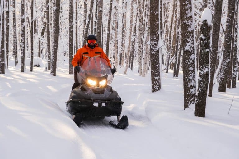 West Canada AB Banff sneeuwscooter in bos met verse sneeuw