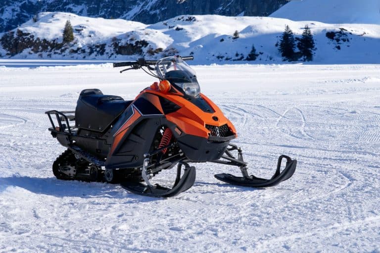 West Canada AB Banff sneeuwscooter op besneeuwd bergterrein