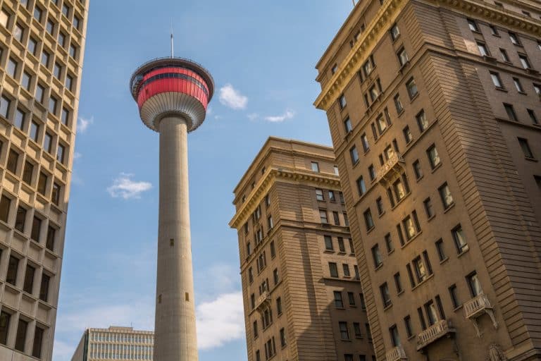 West Canada AB Calgary Calgary Tower laag perspectief tussen gebouwen