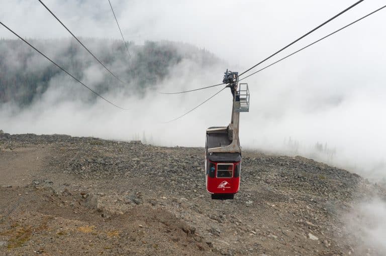 West Canada AB Jasper Jasper SkyTram boven rotsachtig berglandschap met mist