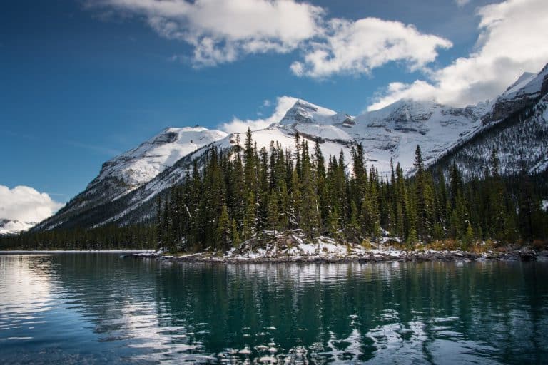 West Canada AB Jasper National Park Maligne Lake met besneeuwde bergen
