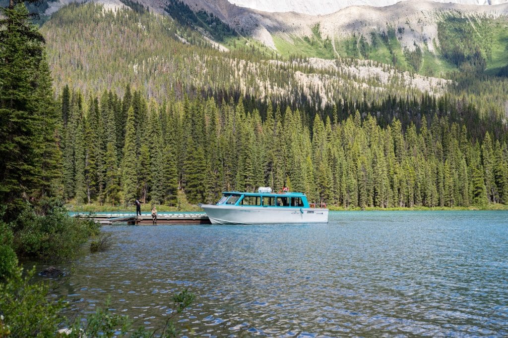 West Canada AB Jasper National Park boot bij steiger Maligne Lake