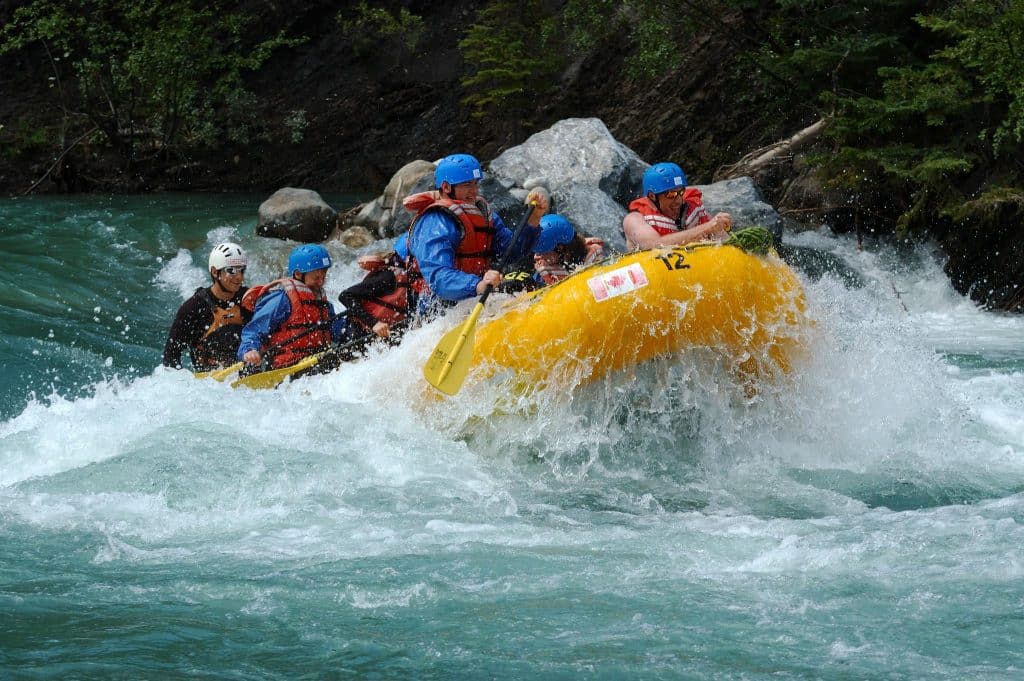 West Canada BC Clearwater River rafting boot in grote stroomversnelling