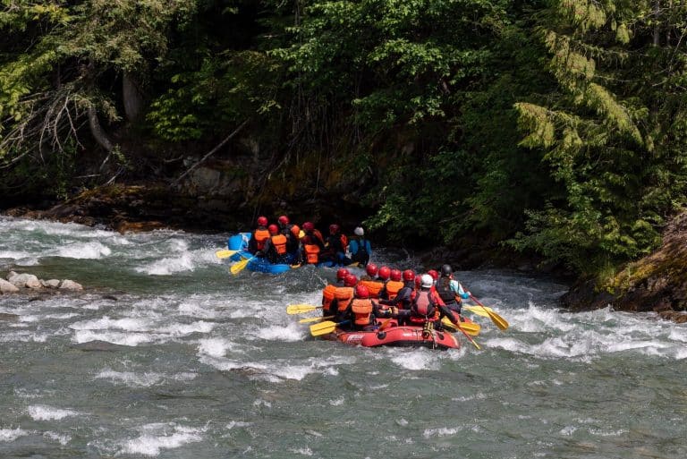 West Canada BC Clearwater River rafting groep op stroomversnelling
