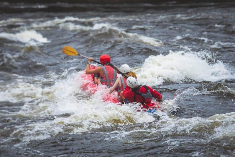 West Canada BC Clearwater River rafting kleine groep in wildwater