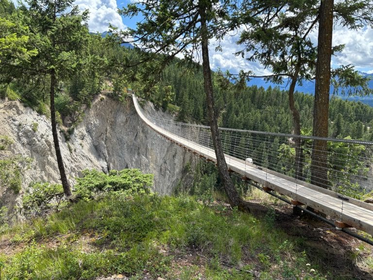 West Canada BC Golden Skybridge hangbrug tussen bos en kliffen