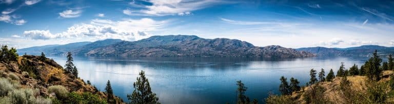 Okanagan Lake bij Kelowna met bergen en waterzicht