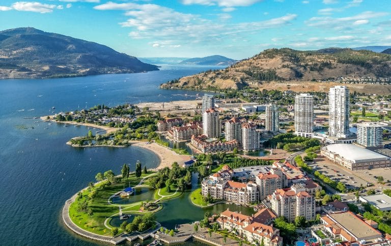 Kelowna aan Okanagan Lake met skyline en jachthavens